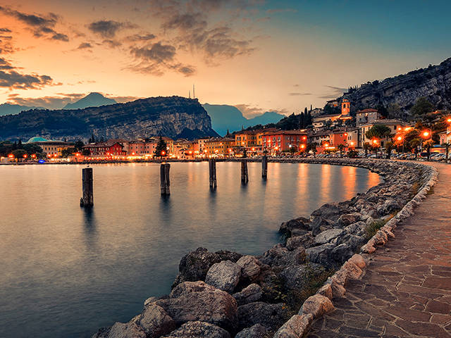 arco trentino lago di garda spiaggia